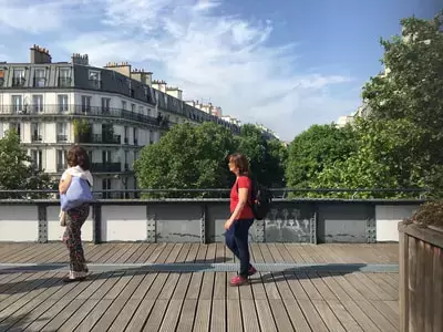 Deux personnes traversent un pont