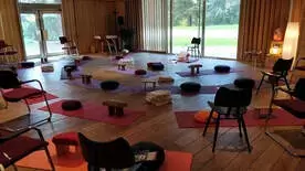 Salle de méditation avec plusieurs chaises